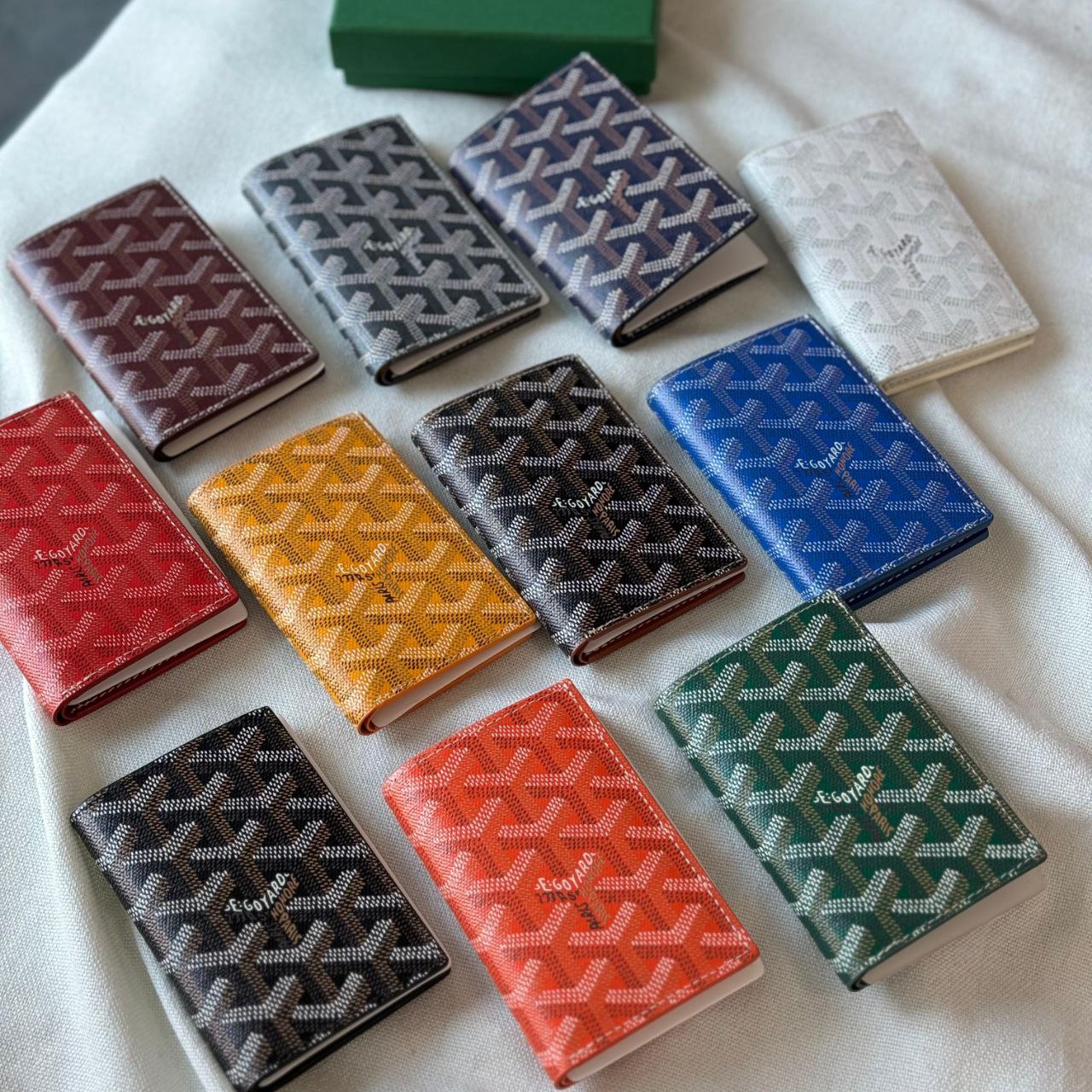 Saint Pierre Card Holder with multiple card slots - Image 2