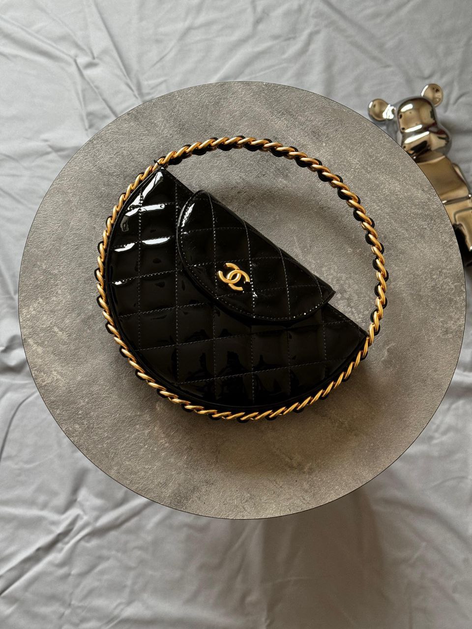 Chanel Schwarz Lack Vernis Leder Armreif Kette Runde Tasche Medium