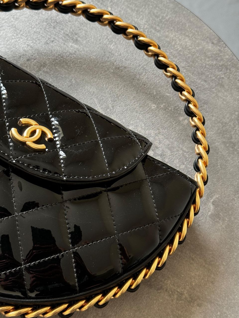 Chanel Schwarz Lack Vernis Leder Armreif Kette Runde Tasche Medium - Image 2