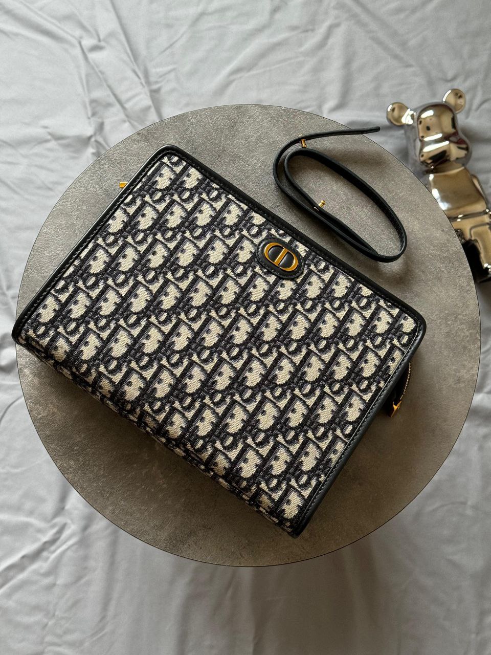 30 Montaigne Dea Pouch